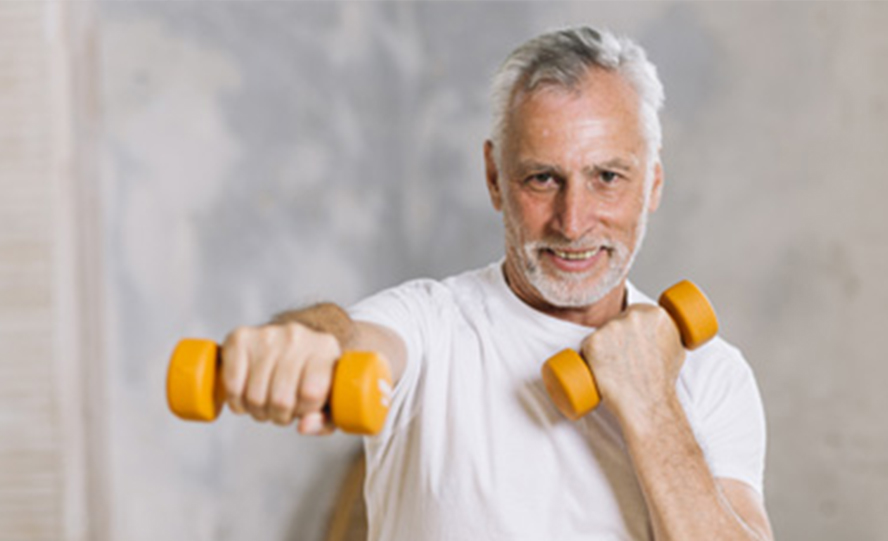 idoso fazendo exercício